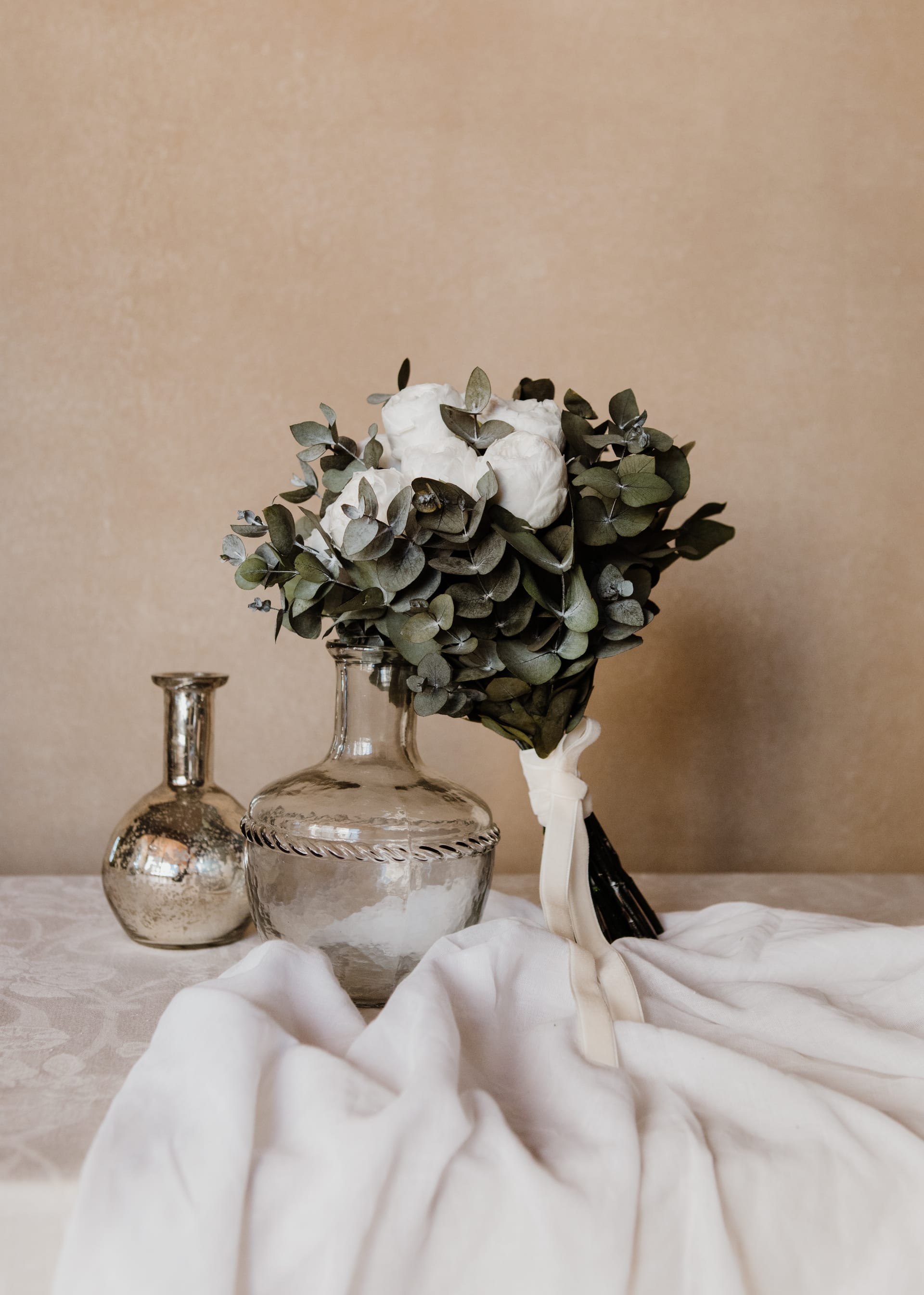 RAMO DE NOVIA CON PEONIAS Y EUCALIPTO PRESERVADO